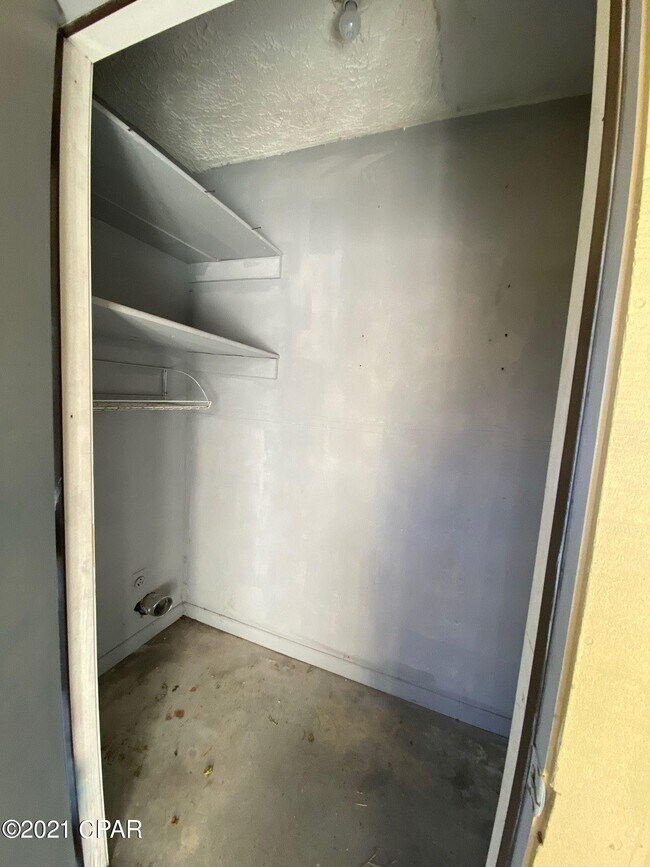 Building Photo - 409 Venetian Way
