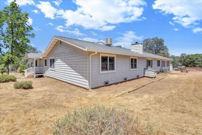 Building Photo - 21179 Hemlock St