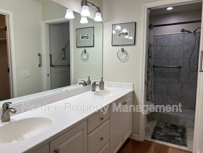 Building Photo - 830 E Riverpark Ln