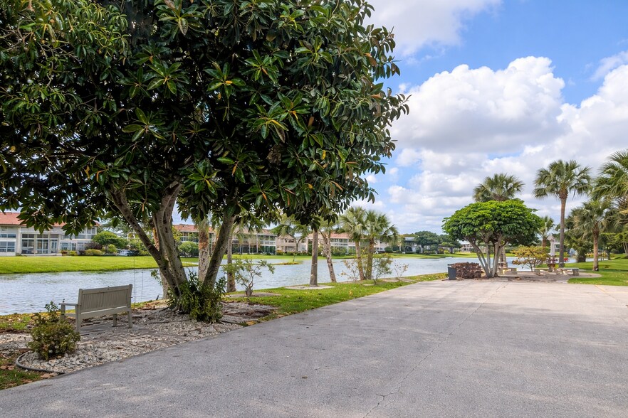 Building Photo - 222 Somerset L