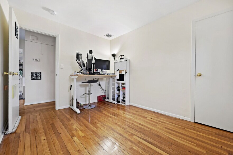 Building Photo - 2881 Meadowcrest Dr