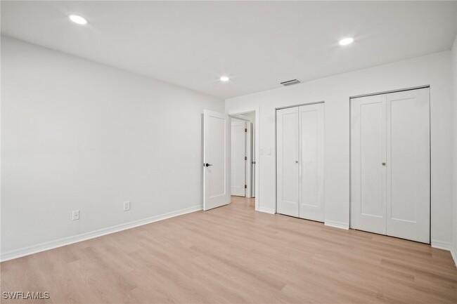 Building Photo - 4293 Island Cir
