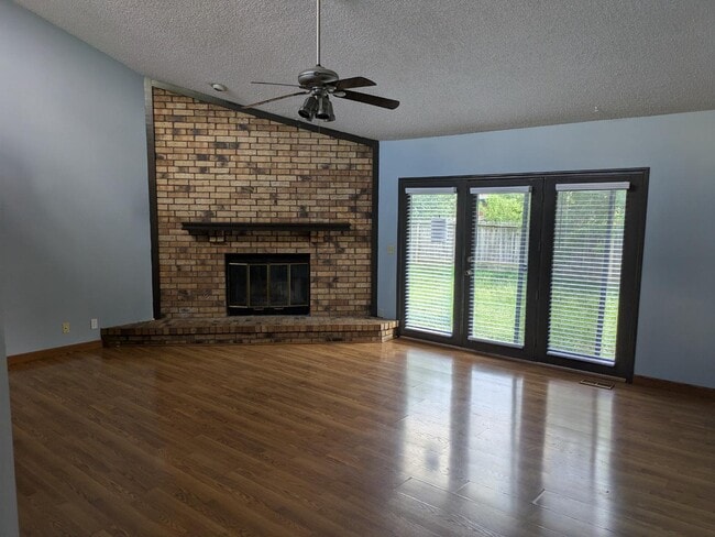 Building Photo - 3136 N Longfellow Ct