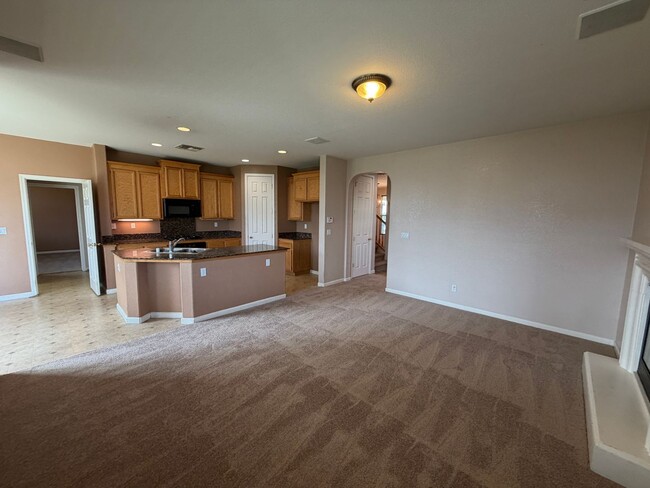 Building Photo - Spacious Home in Quiet Area