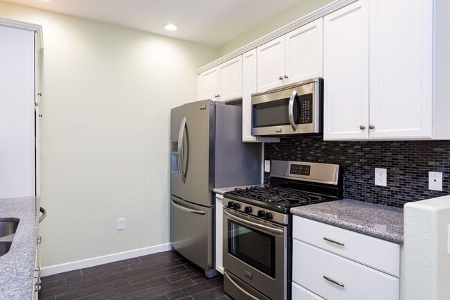 Building Photo - Lovely single-story condo in the community...
