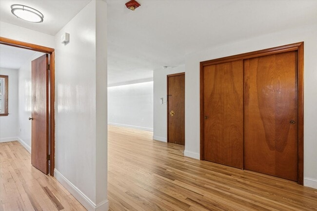 Building Photo - Available Immediately – 1B/1B Recently Renovated Unit