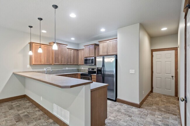 Building Photo - 10015/10017 N Whitworth Dr