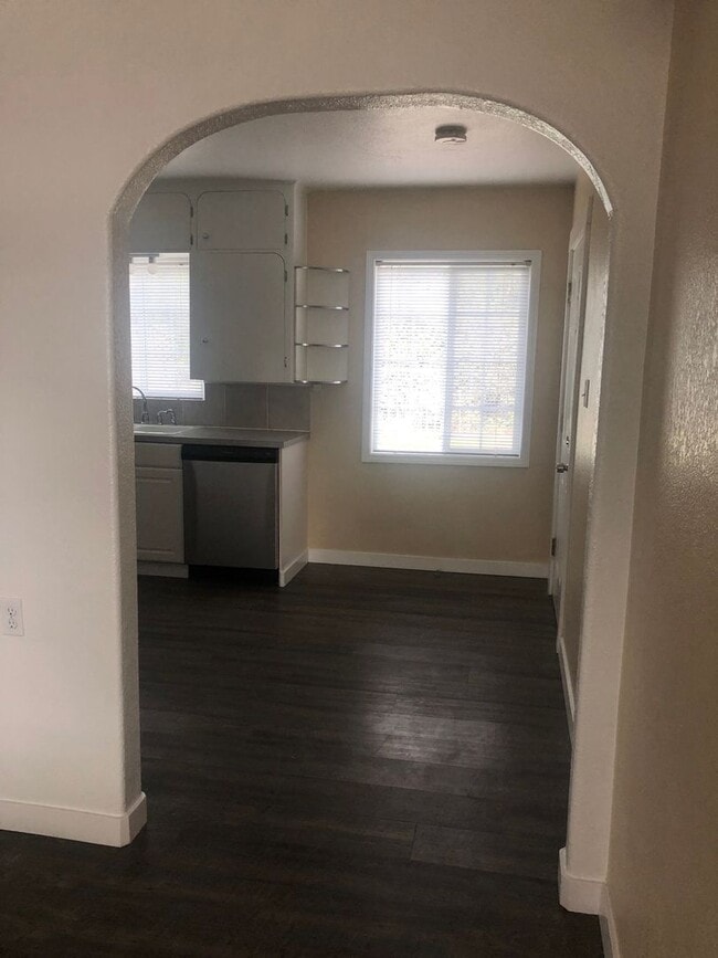 Building Photo - 3-Bedroom 1-Bath (A/C) Private Back Yard - Garage $1,875 (Albany)