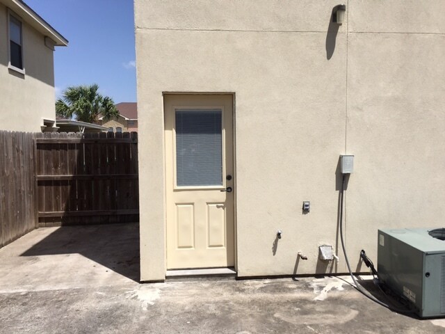 Building Photo - 1403 W Fig Ave