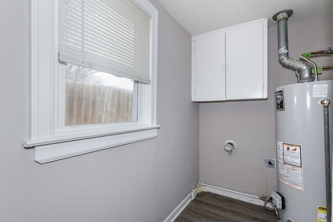 Building Photo - 852 N Belmont Pl