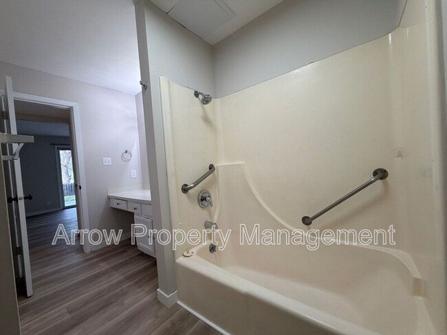 Building Photo - 320 Lincoln St