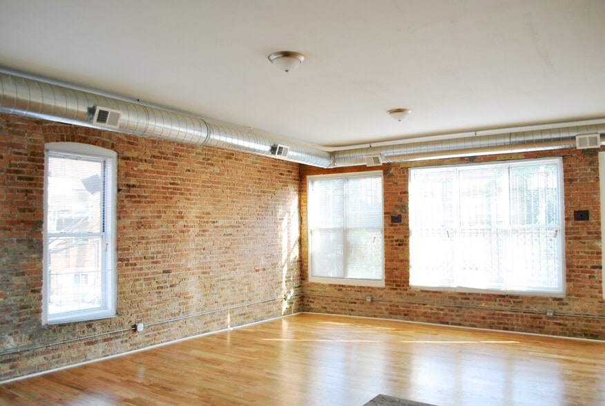 Building Photo - 2025 W North Ave