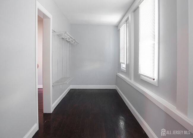 Building Photo - 52 Smith St