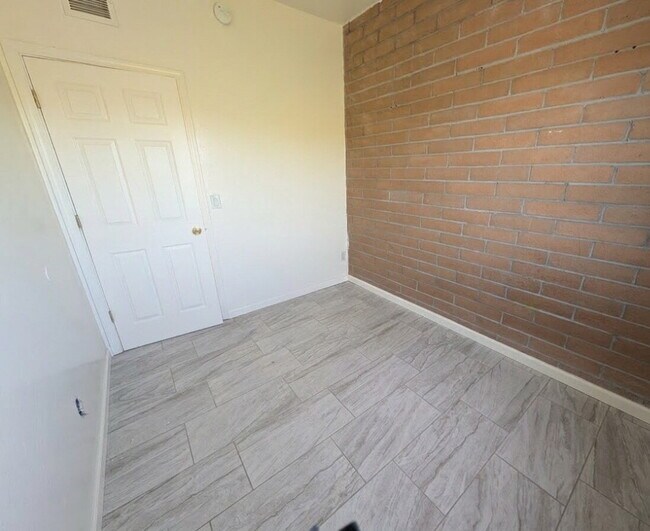 Building Photo - Renovated Townhouse with desert views.