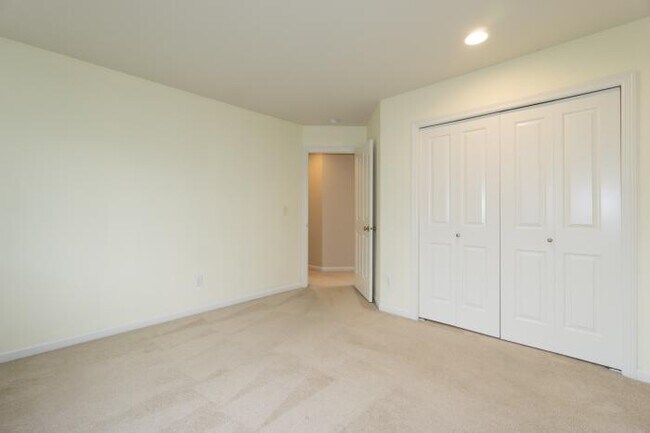 Building Photo - 4 bedroom in Kirkland WA 98033