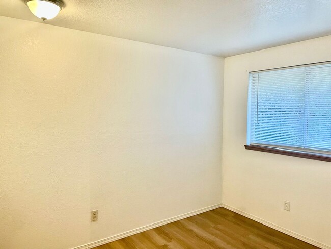 Building Photo - 2 Bed 1 Bath Upper Unit Apt In Lynnwood, $...