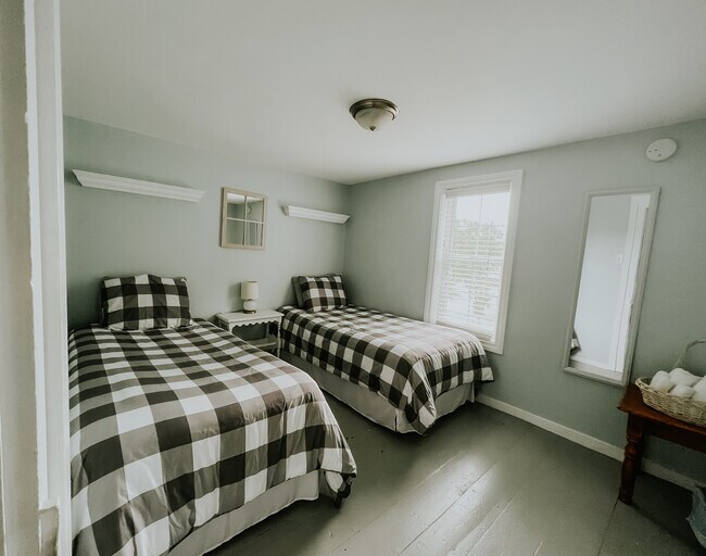 Building Photo - 871 St Joseph St