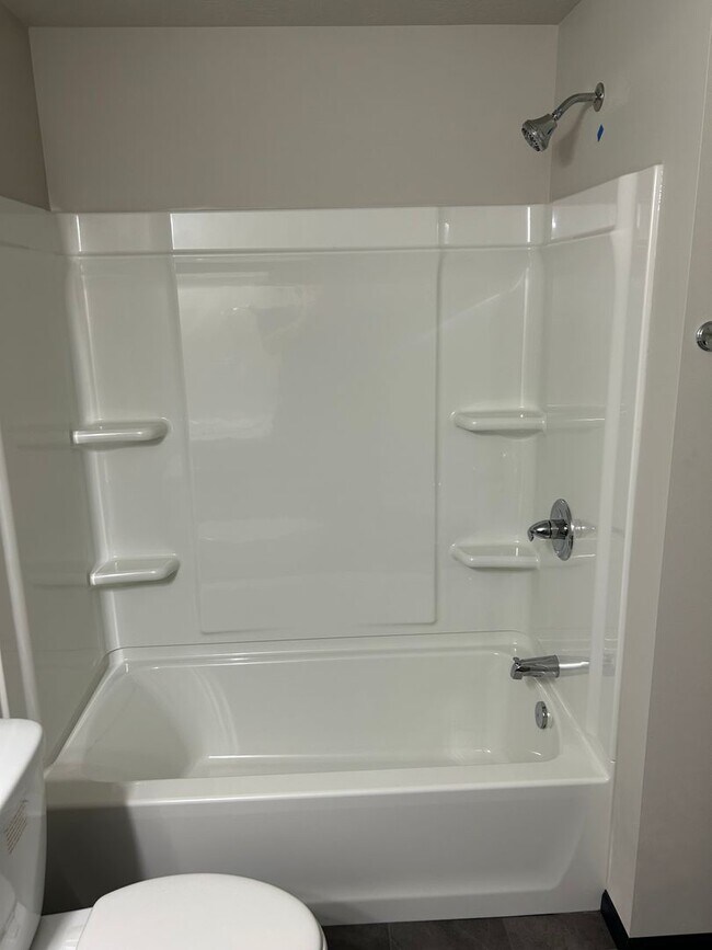 Building Photo - 4 bed 3 bath Townhome For Rent!