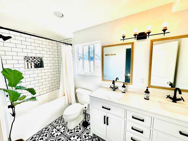 Building Photo - Welcome To Your Upgraded Oak View Home!