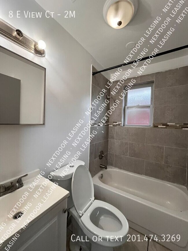 Building Photo - 8 E View Ct