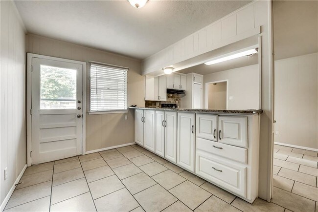 Building Photo - 1601 Larkspur Dr