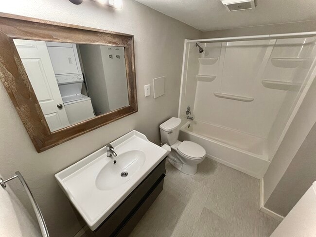 Main bathroom - 2525 S Dayton Way