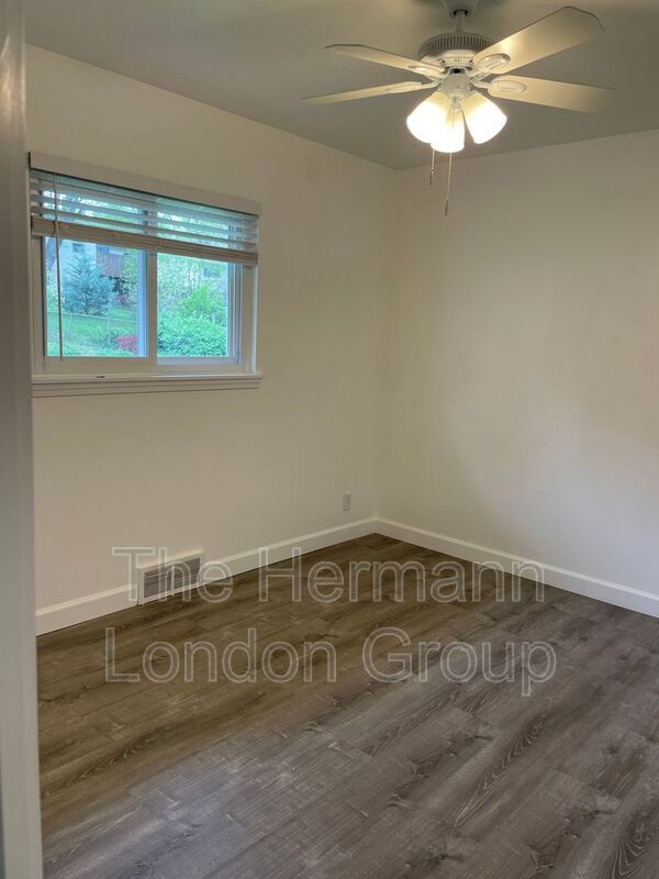 Building Photo - 451 Golden Valley Dr