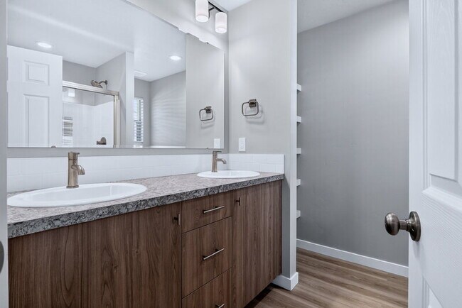 Building Photo - 297 N Madrone Ave