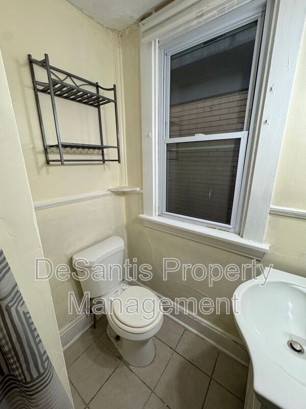 Building Photo - 2450 Starkamp St