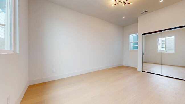 Building Photo - Modern, Convenient, Bright, Renovated 3BR/1BA Top Floor Flat with Dishwasher & In Unit Laundry