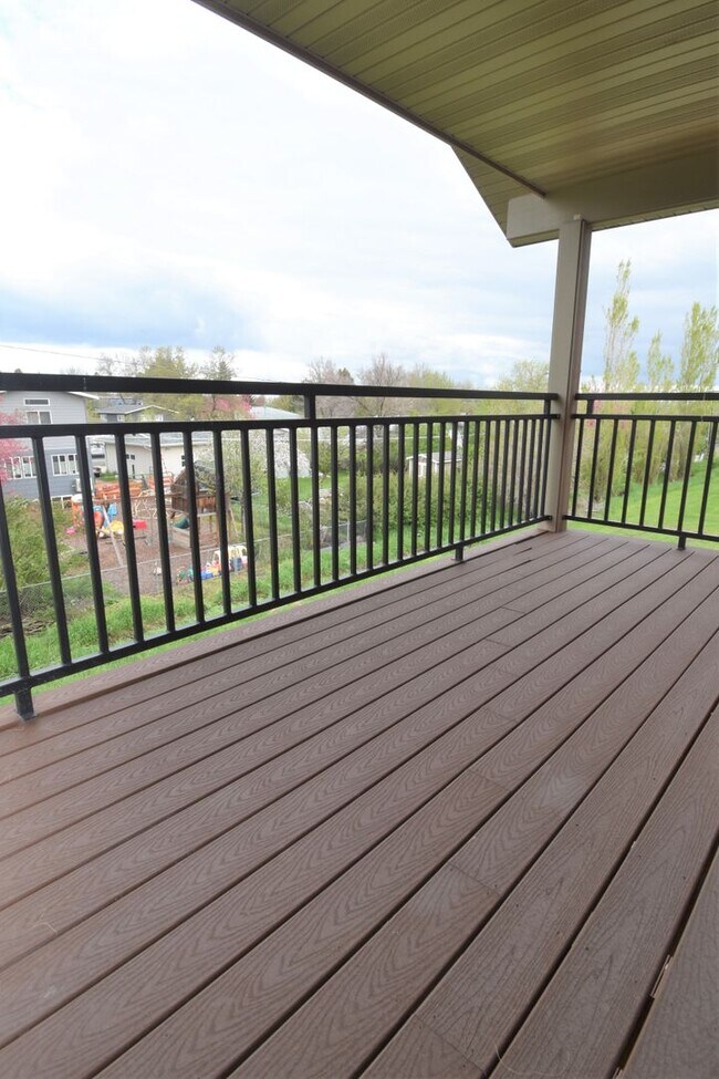 Building Photo - Centrally Located TOP Floor 2b w/ Private ...