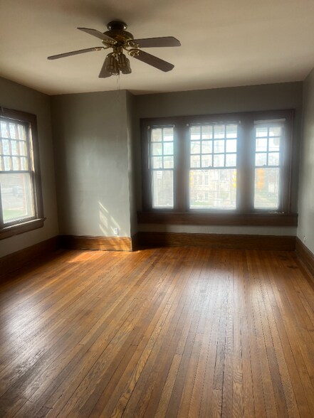 Primary Photo - 283 Park Ave W