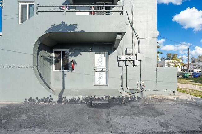Building Photo - 842 SW 3rd St