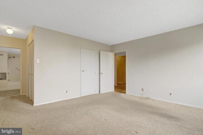 Building Photo - 3800 Fairfax Dr