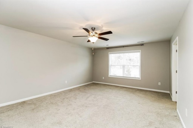 Building Photo - Impeccable maintenance-free 2 level 4 bedr...