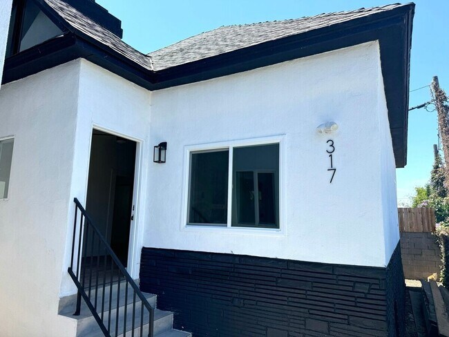 Primary Photo - 4 Bed 2 Bath in Echo Park with Back Patio