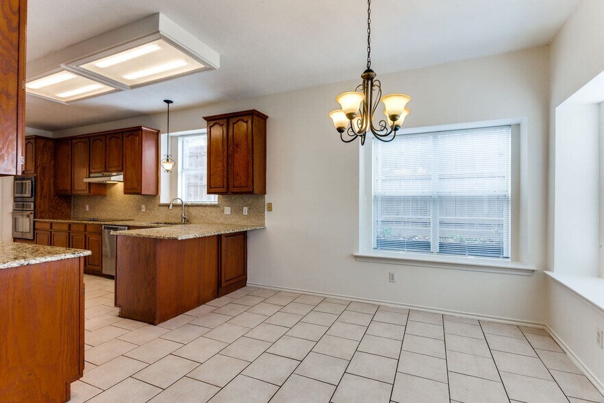 Building Photo - 8434 Golf Club Cir