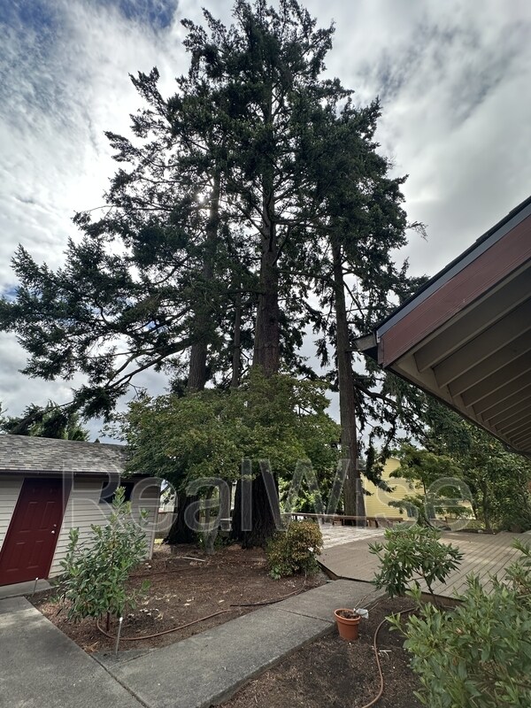 Building Photo - 7730 SW Eaker Pl