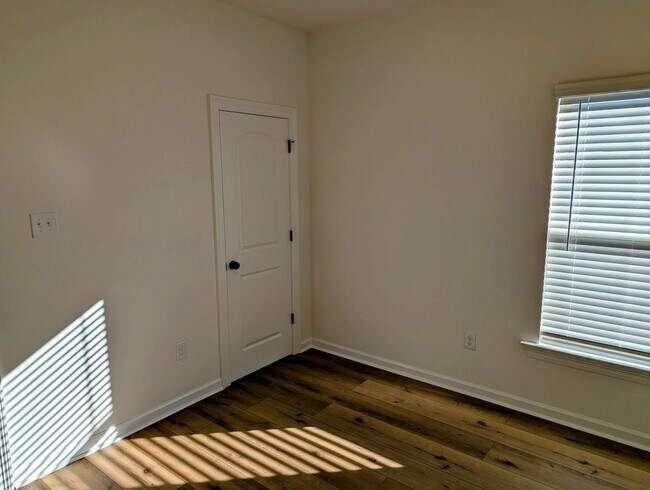 Building Photo - Welcome to Metairie Place!