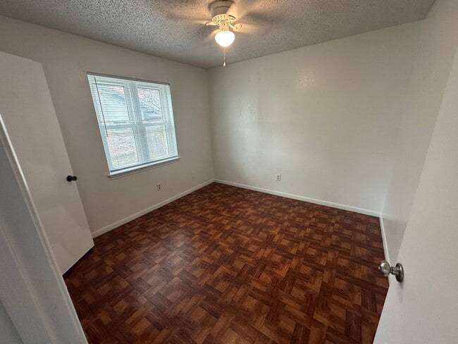 Building Photo - AVAILABLE NOW ; 2 WEEKS FREE!!!!!