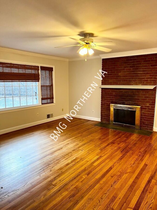 Building Photo - 832 Leigh Mill Rd