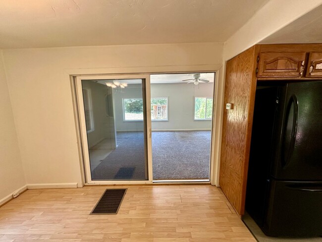 Building Photo - 4 Bedroom 2.5 Bathroom Home on 2 Acres Clo...