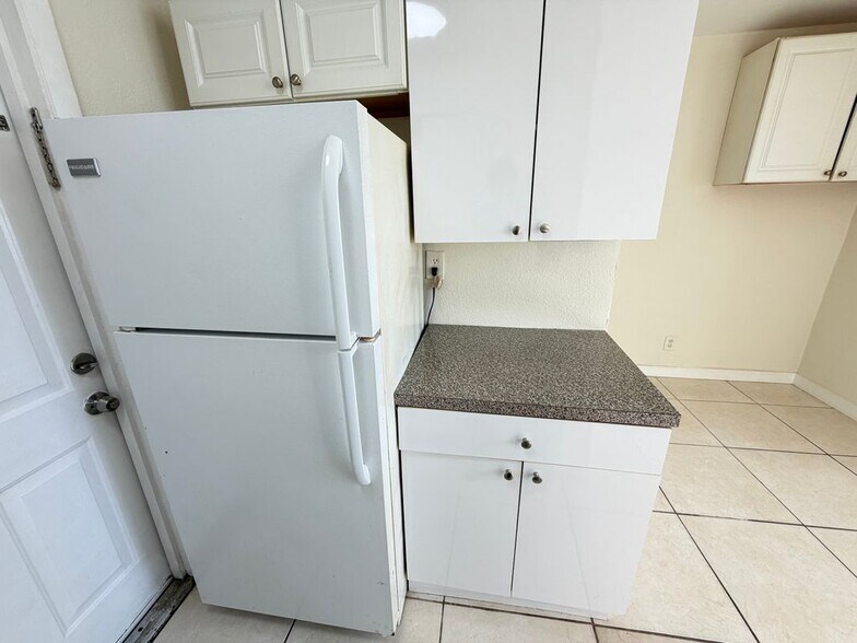 Building Photo - 2571 NW 13th Ct