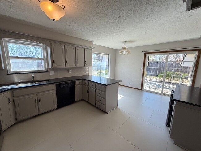 Building Photo - Beautiful 3bed/2.5bath Updated Westside Norman Home Available for Rent!