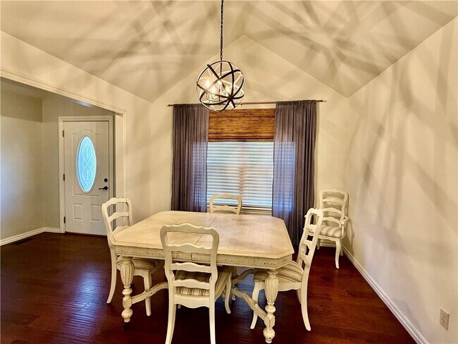 Building Photo - 305 Meadows Ct