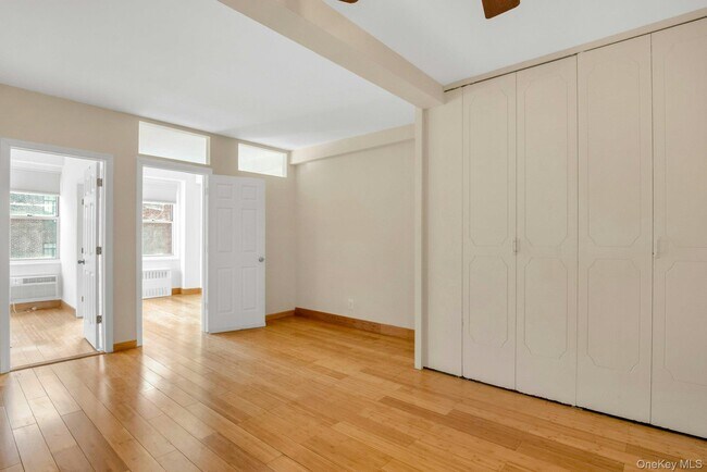 Building Photo - 10 Lake St