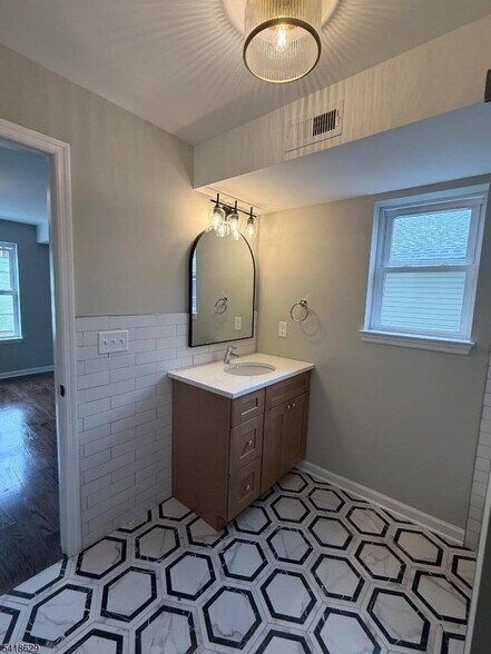 Building Photo - 140 Littleton Ave