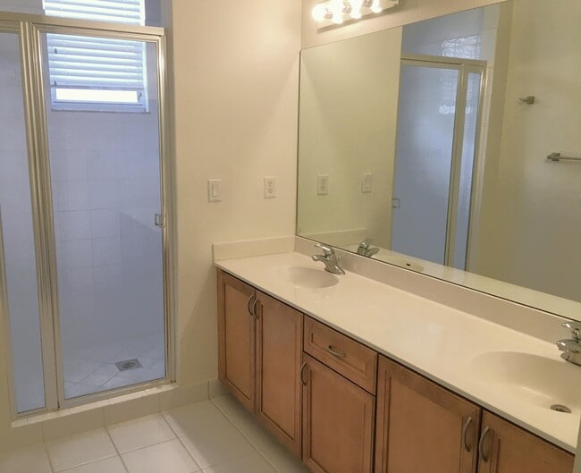 Building Photo - 850 Millbrae Ct