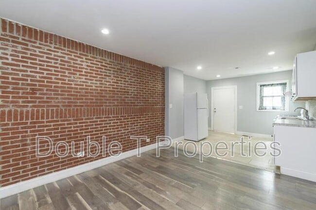 Building Photo - 2018 N Monroe St