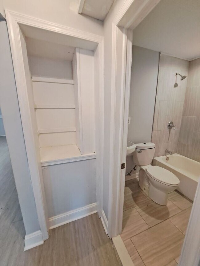 Building Photo - Mid-Century Modern SFH 3-Level, All Utilit...